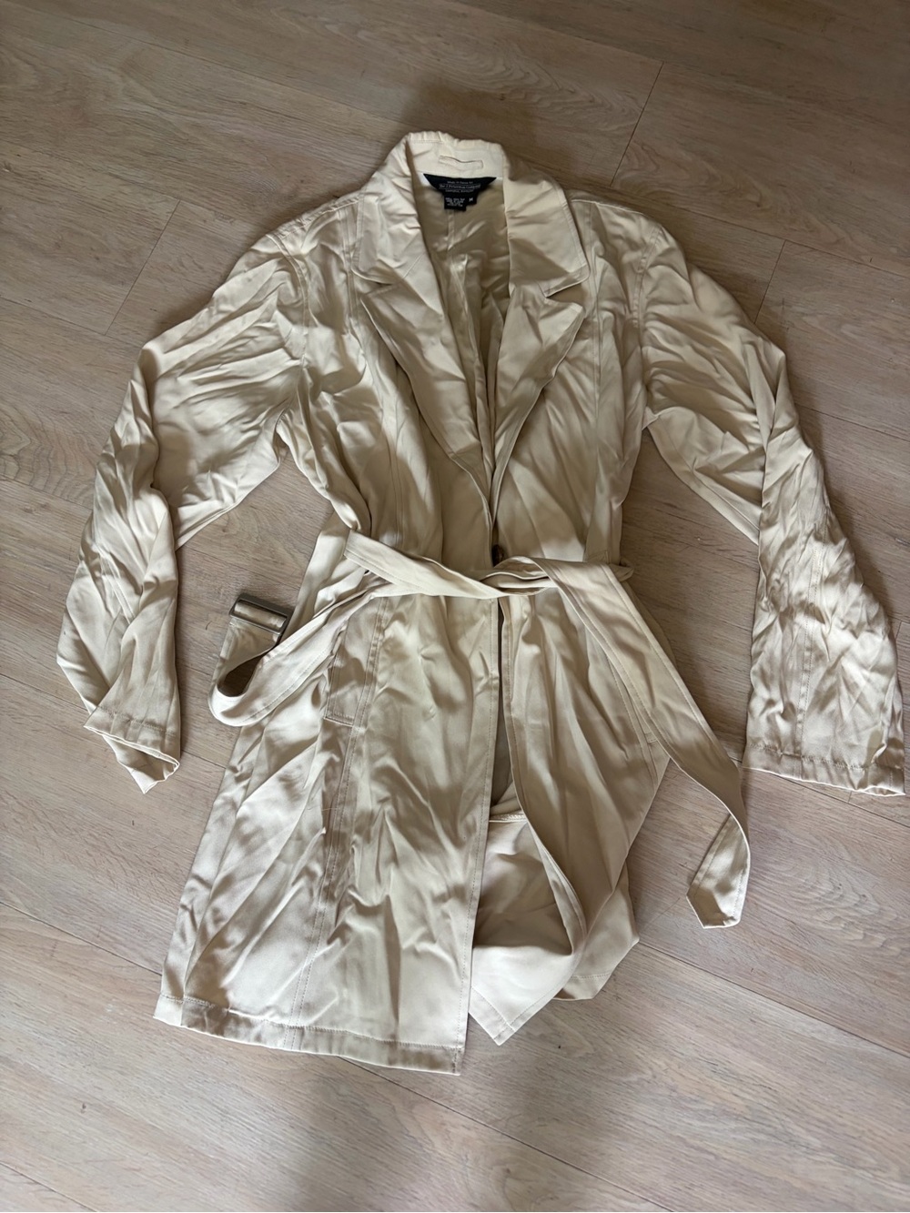 J. Peterman Light Beige Trench Coat 100% Silk excellent condition - Picture 3 of 6